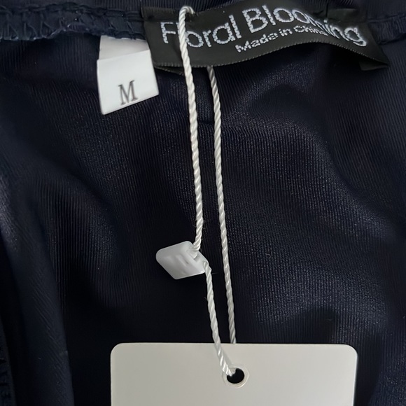 💥2/$30 Beautiful Navy Tie Back Tank Top NWT Sz Medium - Picture 4 of 4